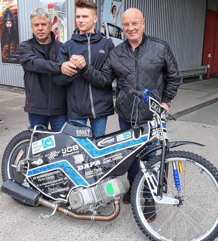 Ben Ernst mit seinem Sponsor Jürgen Baumgarten (r.) Opa Hartmut Ernst